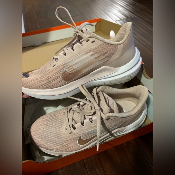 Nike Air Zoom Winflo 9 Pink Running Shoes - Picture 1 of 3